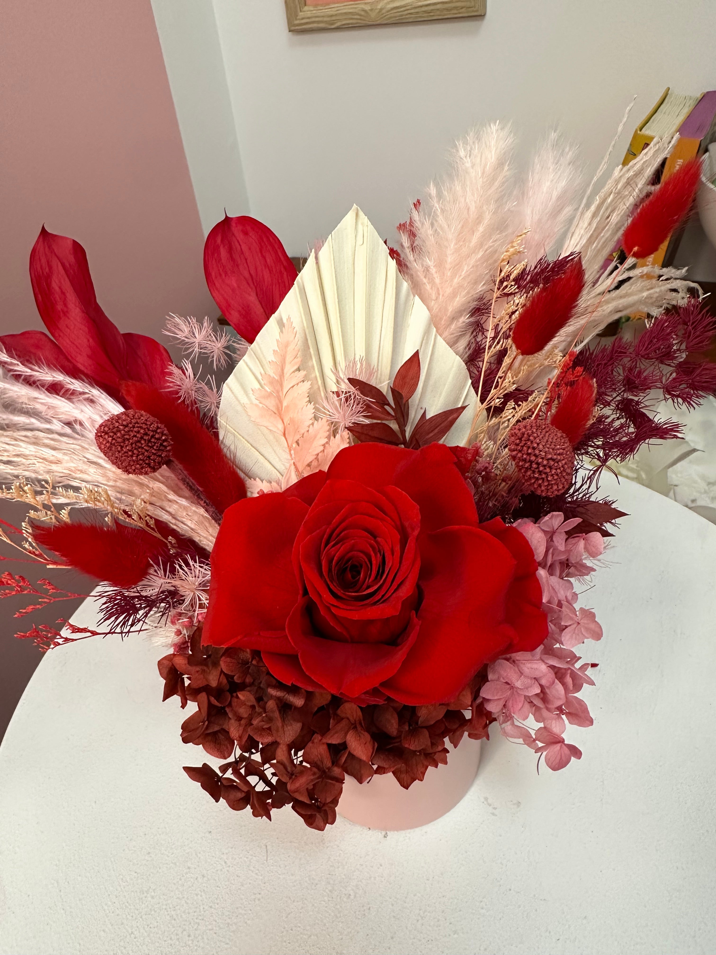 Scarlet 🌹🎀 - Petite Vase Arrangement